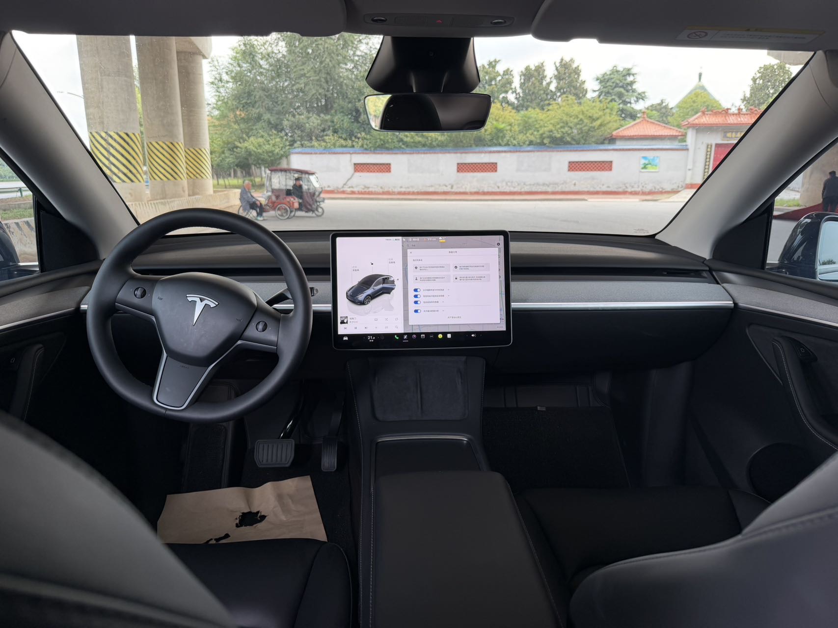 Tesla Model Y 2025 #5 Tesla Model Y 2025 car image #5