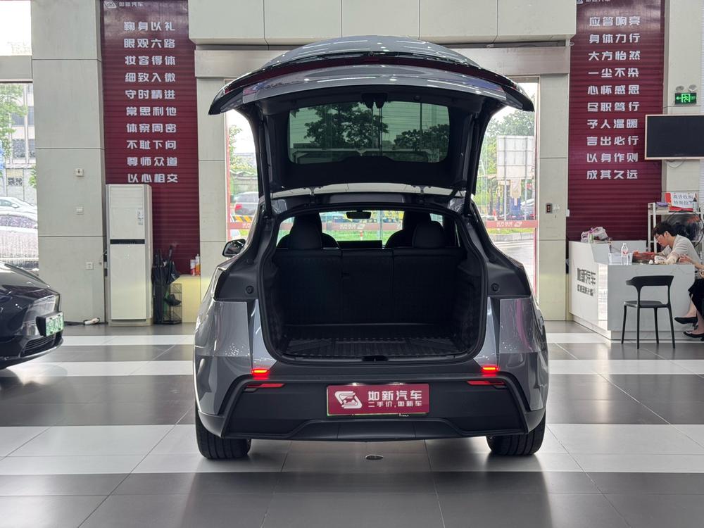 Tesla Model Y 2026 #18 Tesla Model Y 2026 car image #18