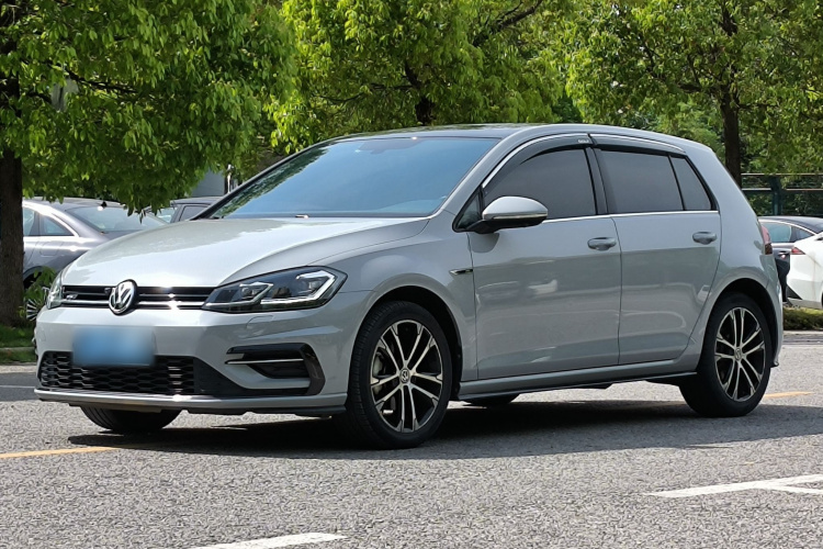 Volkswagen Golf 2020 car image #2