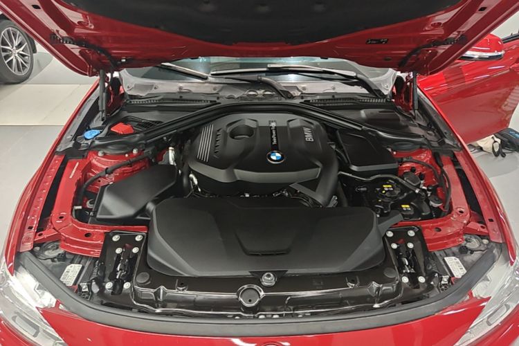 BMW 3 Series 2018 car image #20