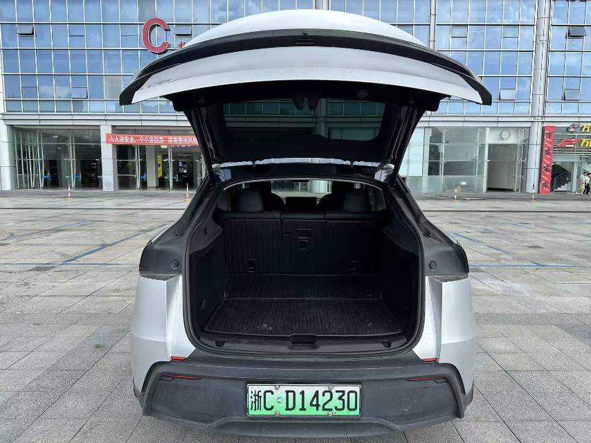 Tesla Model Y 2025 #9 Tesla Model Y 2025 car image #9
