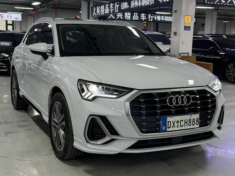 Audi Q3 2023 car image #2