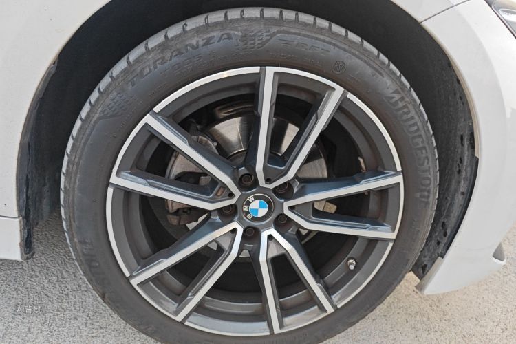 BMW 3 Series 2024 صورة سيارة #9