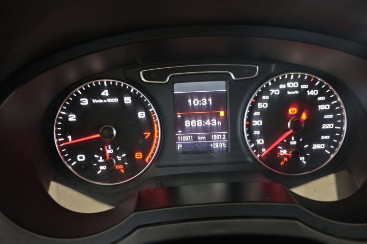 Audi Q3 2015 car image #12