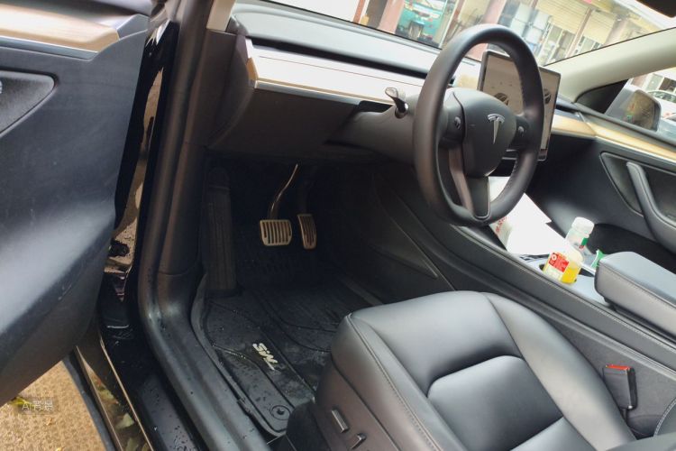 Tesla Model Y 2022 car image #18