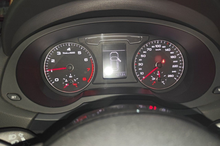 Audi Q3 2016 car image #15