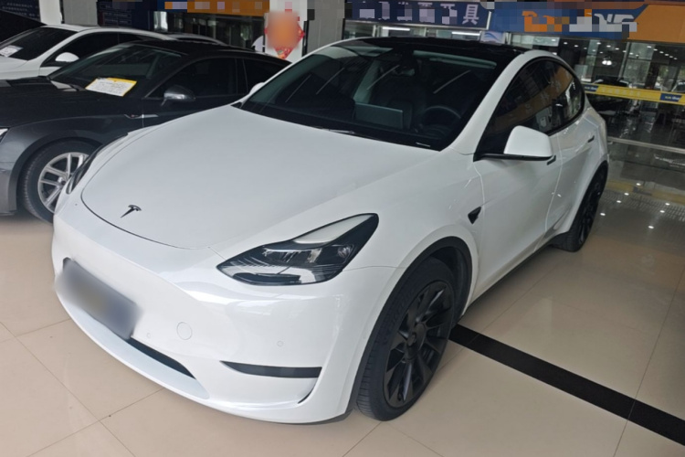 Tesla Model Y 2022 car image #2