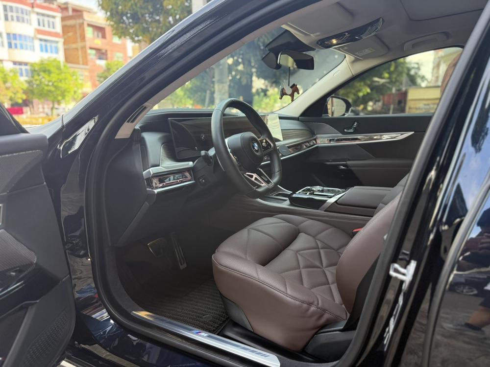 BMW 7 Series 2025 car image #13