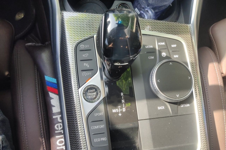 BMW 3 Series 2019 car image #18