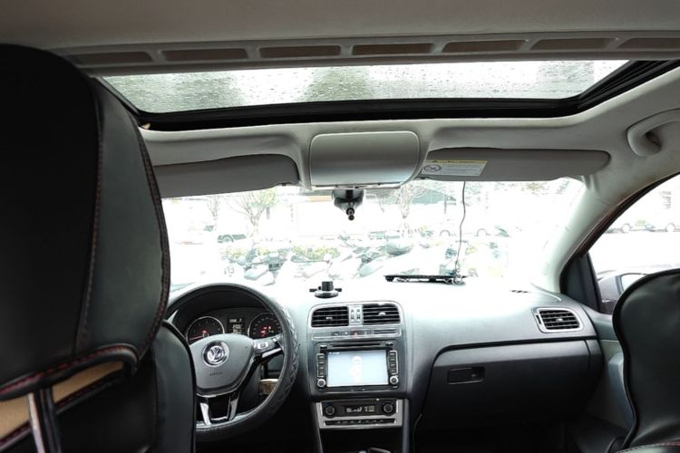 Volkswagen Polo 2015 car image #18