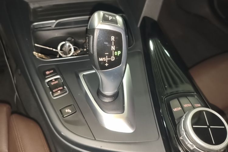 BMW 3 Series 2018 صورة سيارة #18