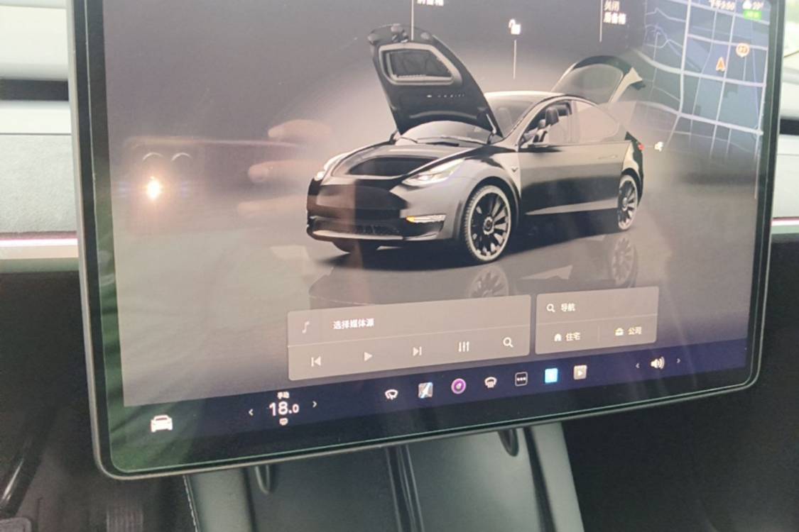 Tesla Model Y 2024 صورة سيارة #24