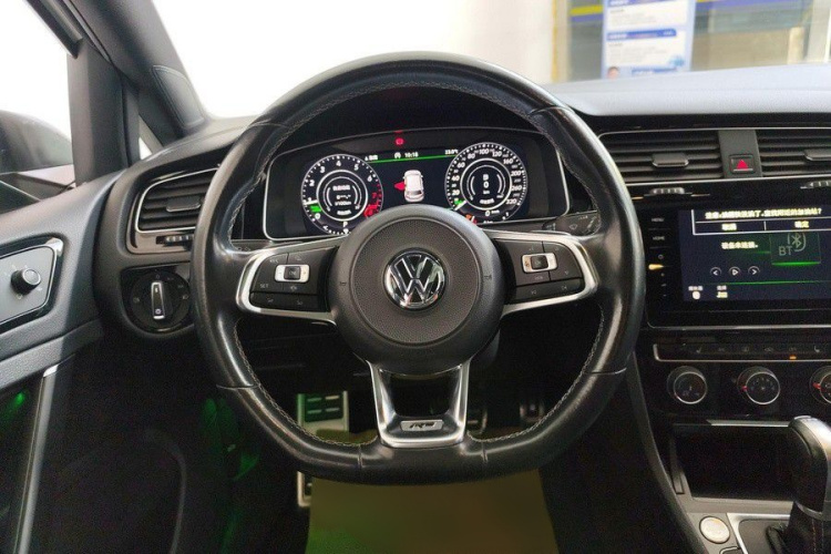 Volkswagen Golf 2020 car image #10