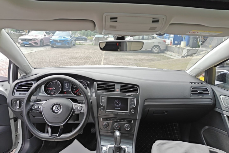 Volkswagen Golf 2017 car image #10