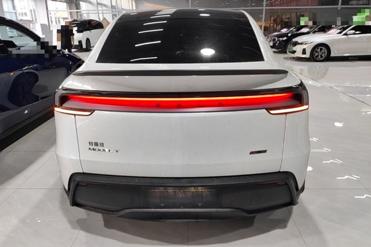 Tesla Model Y 2025 #4 Tesla Model Y 2025 car image #4