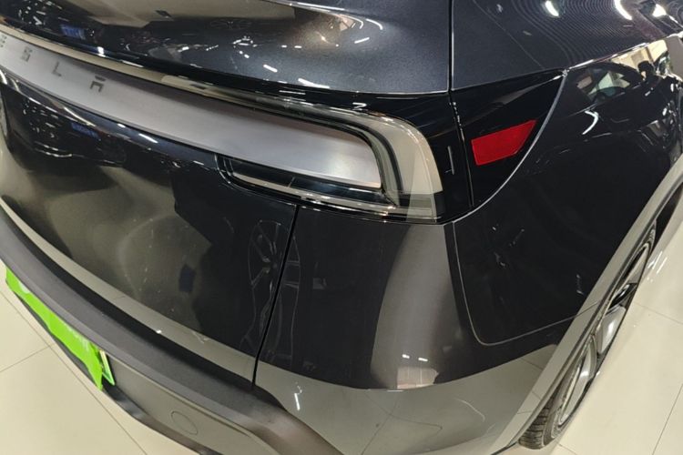 Tesla Model Y 2025 #8 Tesla Model Y 2025 car image #8
