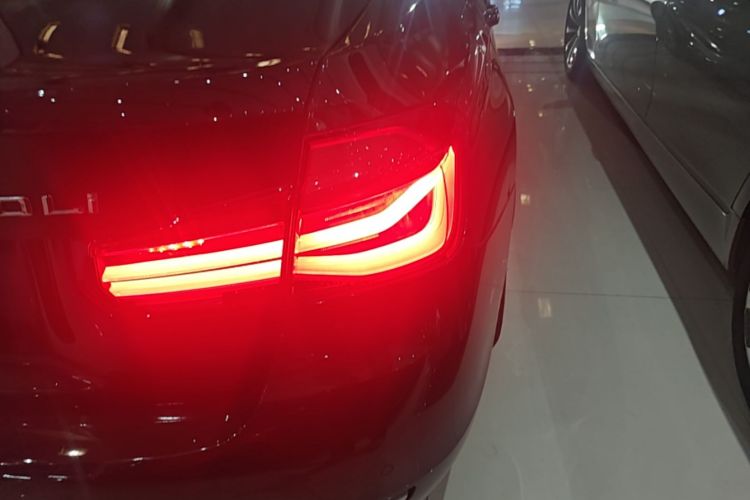 BMW 3 Series 2018 car image #8