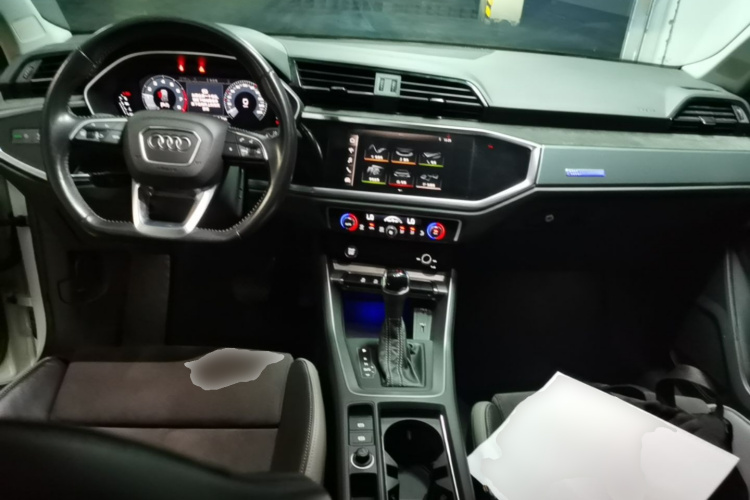Audi Q3 2020 car image #11