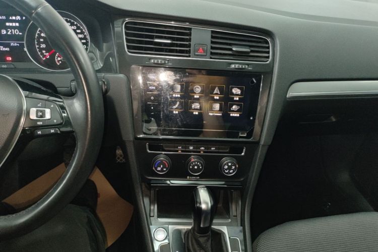 Volkswagen Golf 2020 car image #13