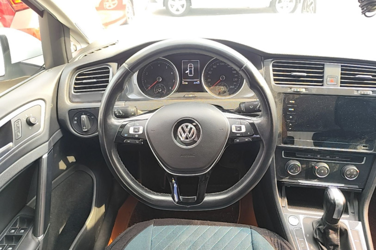 Volkswagen Golf 2020 car image #11