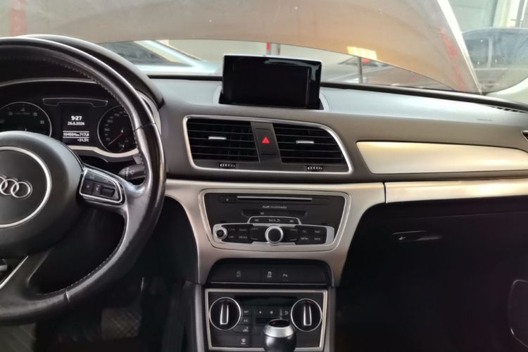 Audi Q3 2016 car image #13
