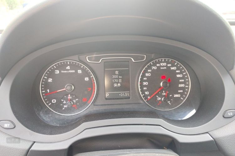 Audi Q3 2015 car image #13