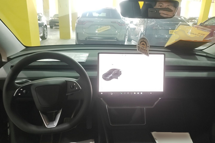 Tesla Model Y 2025 car image #10