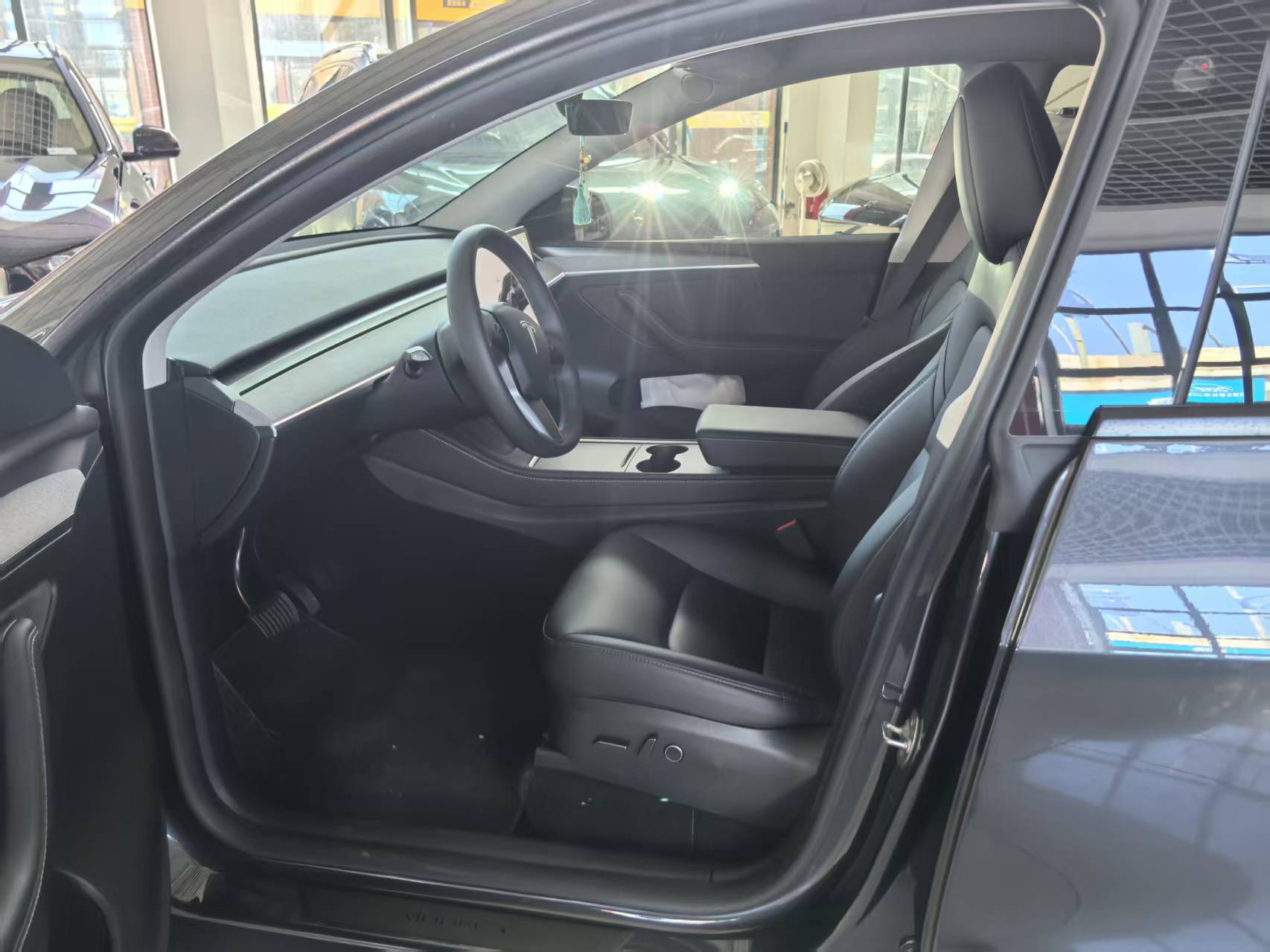Tesla Model Y 2024 immagine di auto #2