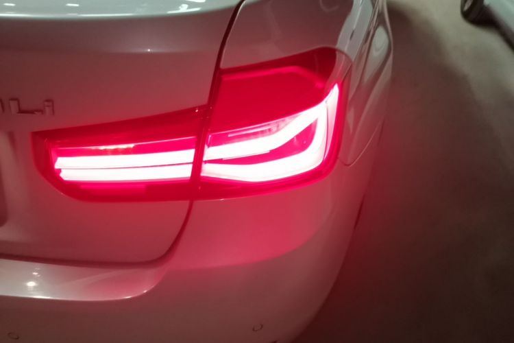 BMW 3 Series 2017 #8 BMW 3 Series 2017 car image #8