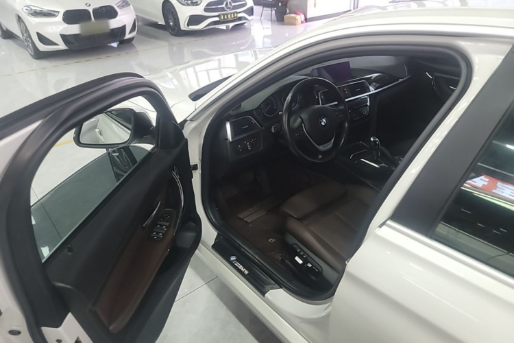 BMW 3 Series 2019 car image #16