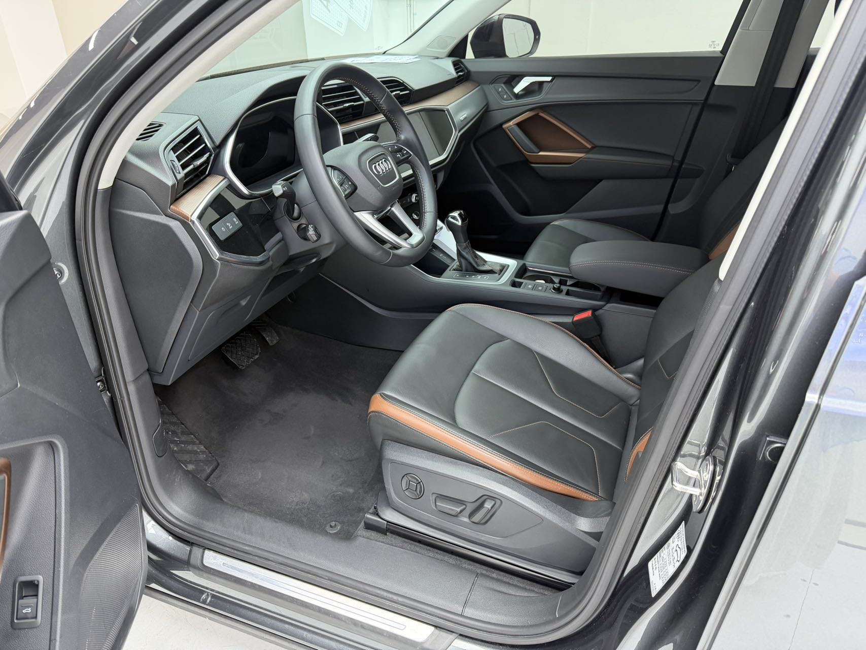 Audi Q3 2022 car image #13