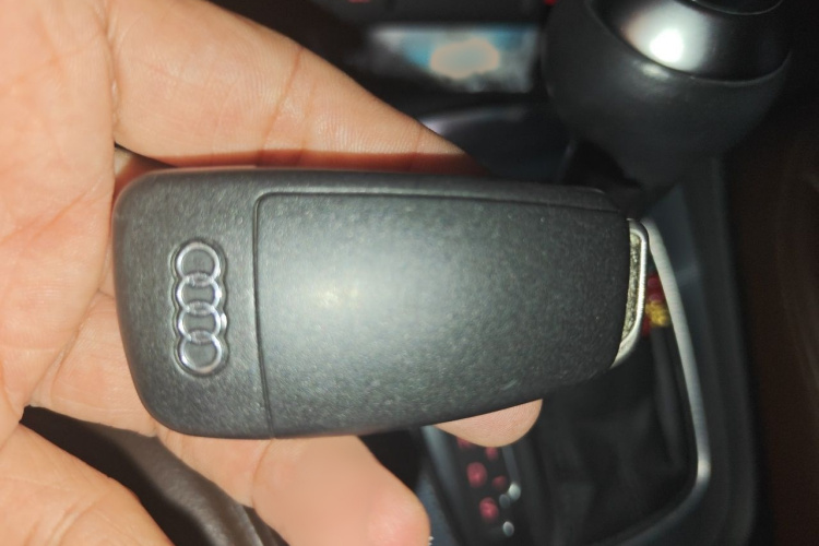 Audi Q3 2016 car image #10