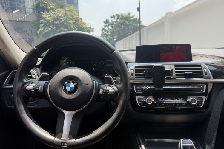 BMW 3 Series 2018 car image #11