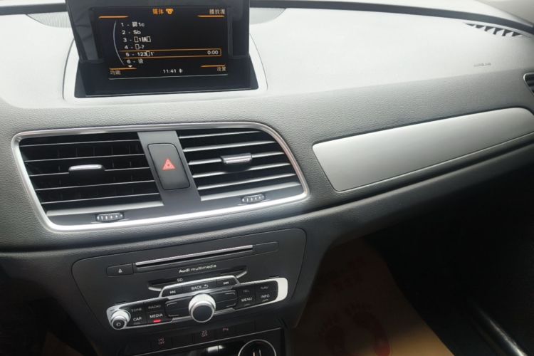 Audi Q3 2018 car image #13