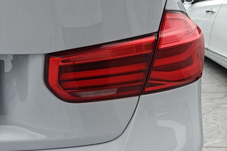 BMW 3 Series 2019 car image #8