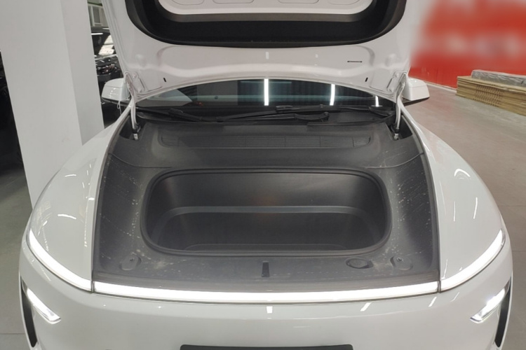 Tesla Model Y 2025 car image #20