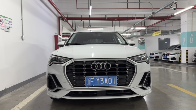 Audi Q3 2019 car image #2