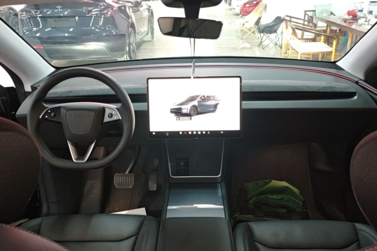 Tesla Model Y 2025 car image #10