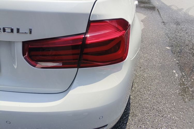 BMW 3 Series 2019 car image #8
