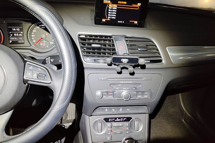 Audi Q3 2017 car image #13