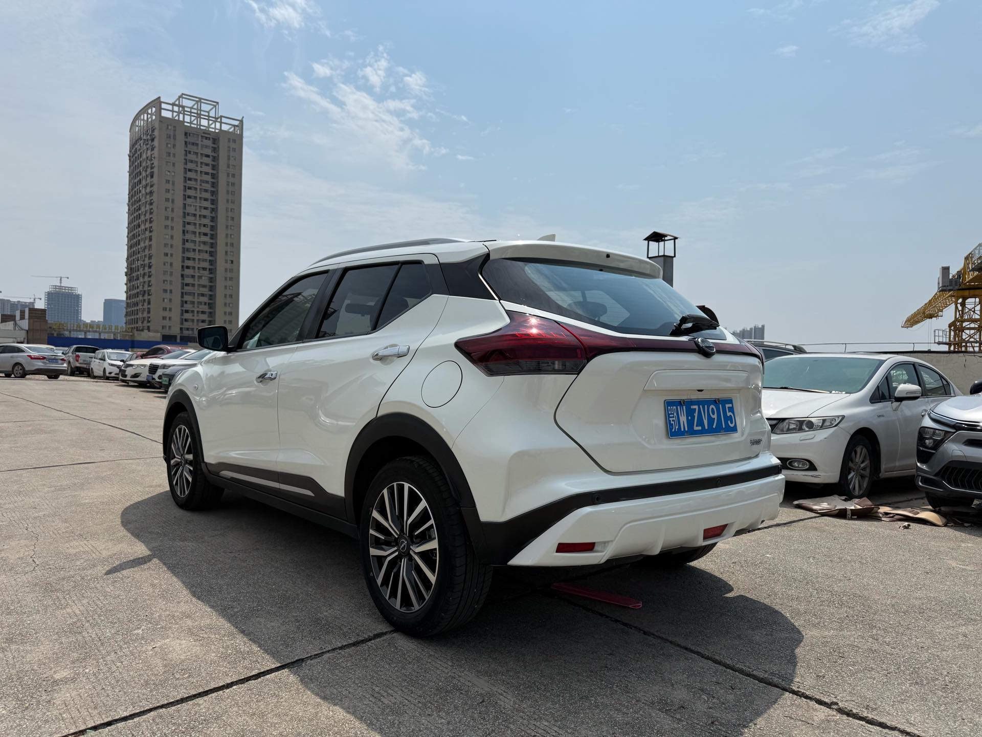 Nissan Kicks 2023 car image #9