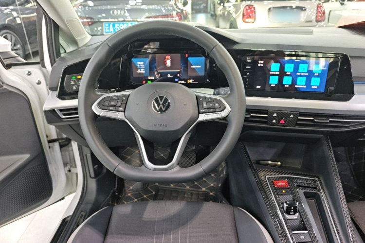 Volkswagen Golf 2025 car image #21