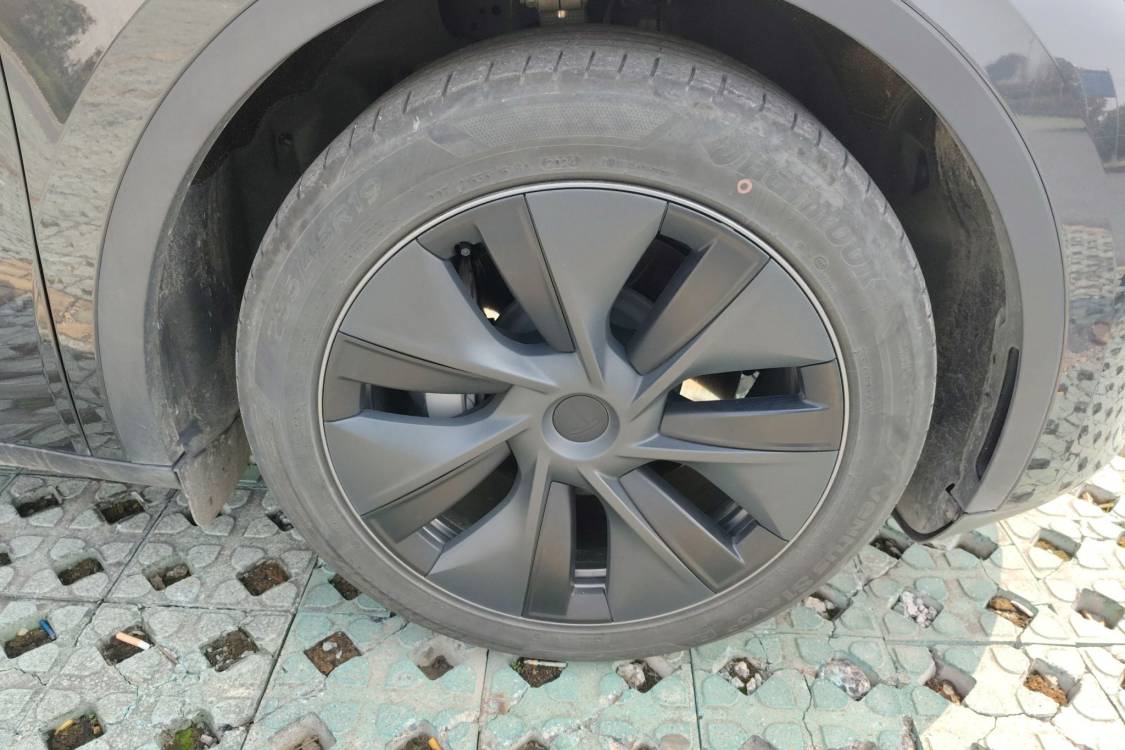 Tesla Model Y 2024 car image #9