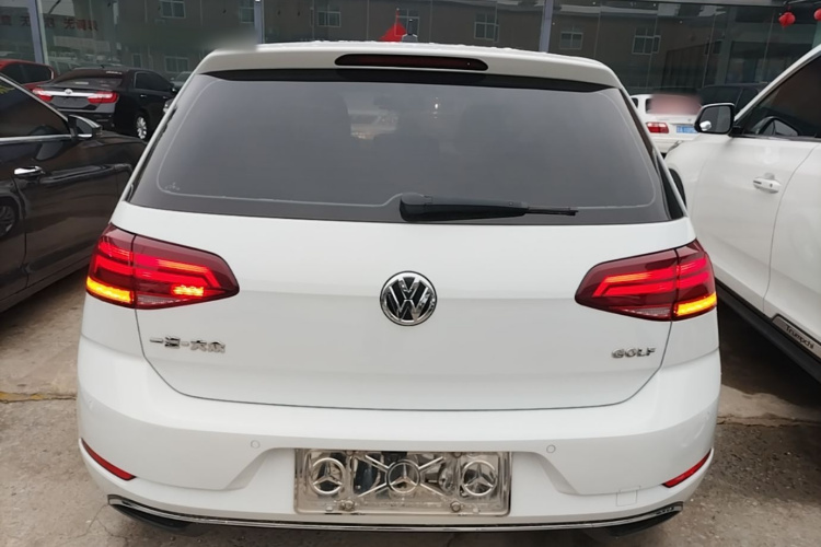 Volkswagen Golf 2019 car image #6