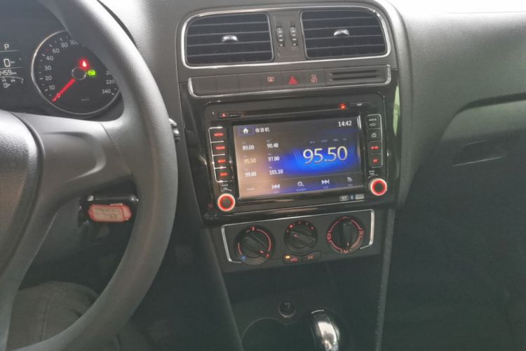Volkswagen Polo 2014 car image #13
