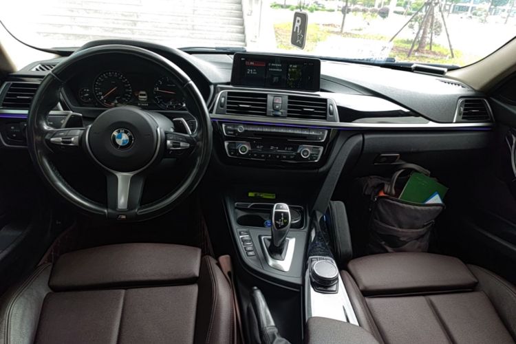 BMW 3 Series 2018 immagine di auto #11