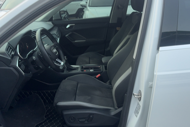 Audi Q3 2022 car image #9
