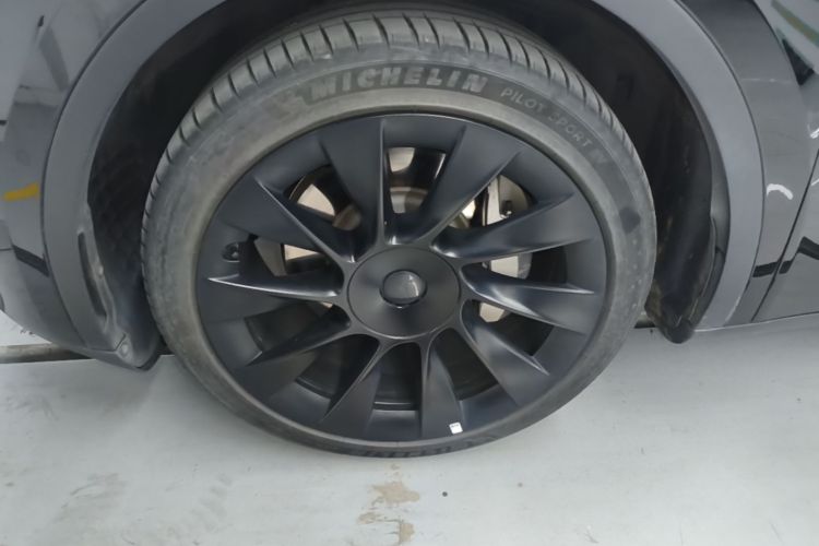 Tesla Model Y 2023 car image #9