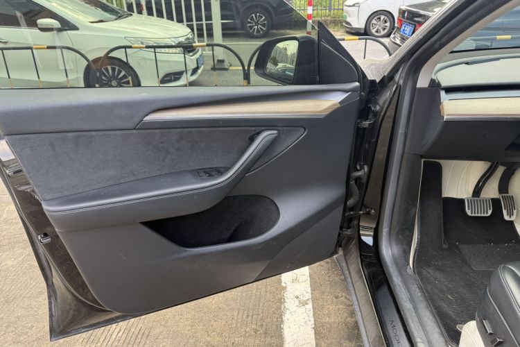 Tesla Model Y 2023 car image #16