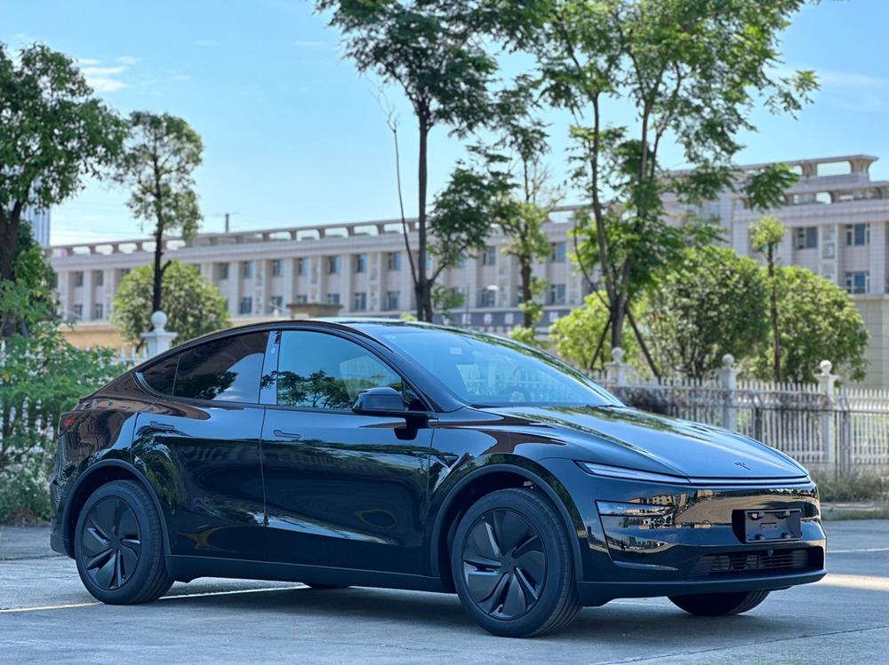 Tesla Model Y 2026 car image #3